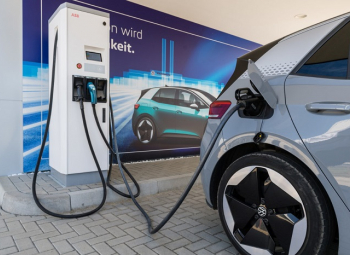 Sähköautoja myydään reippaasti