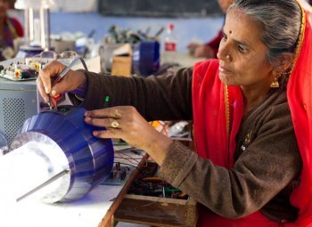 Naiset Intian energiaongelman ratkaisijoina?
