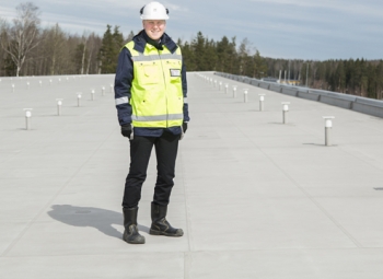 Aurinkosähköä hiihtohallin katolta
